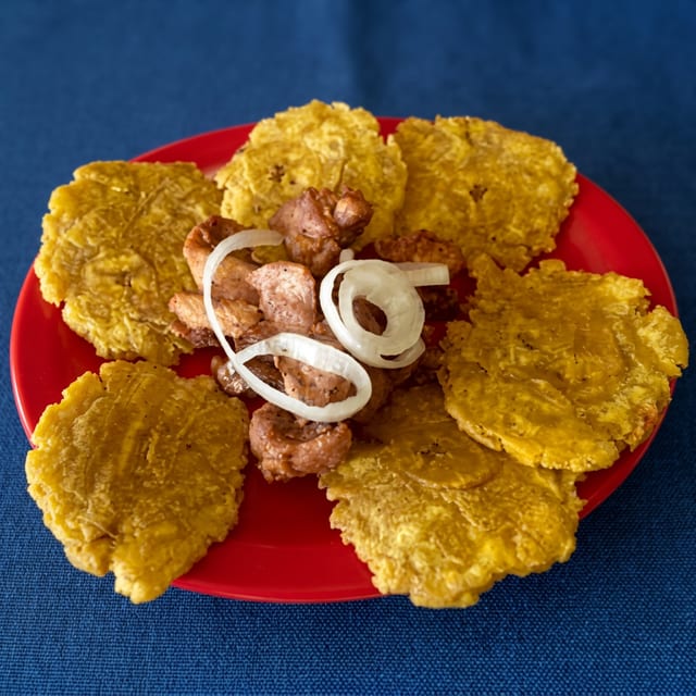 Chicharrones de Pollo con Tostones.
