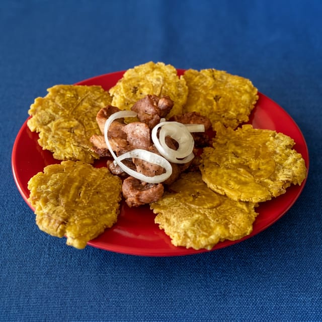 Carne Frita de Cerdo con Tostones.